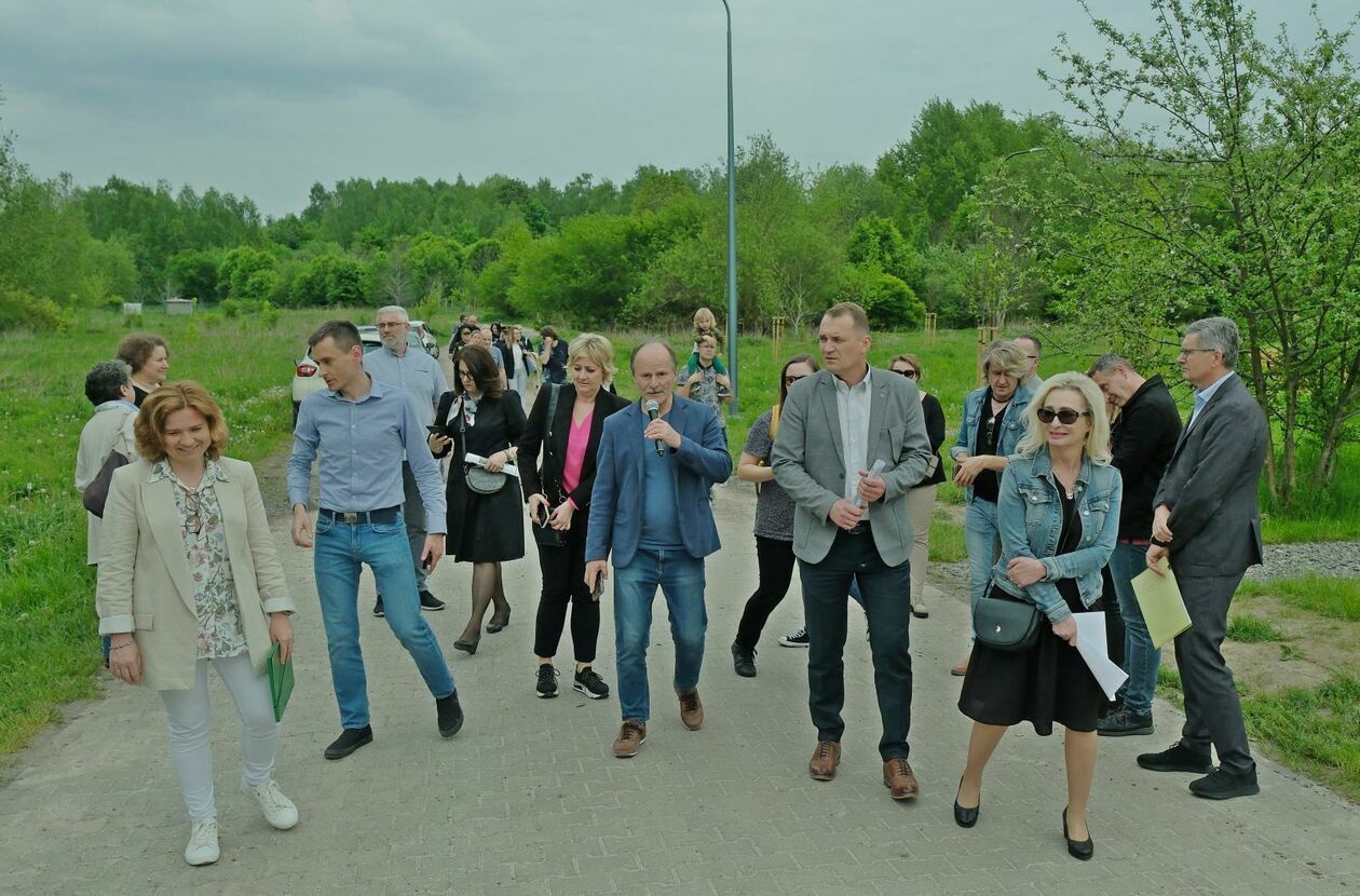  Samorządowcy spotkali się z mieszkańcami dzielnicy Szerokie na spacerze (zdjęcie 19) - Autor: DW