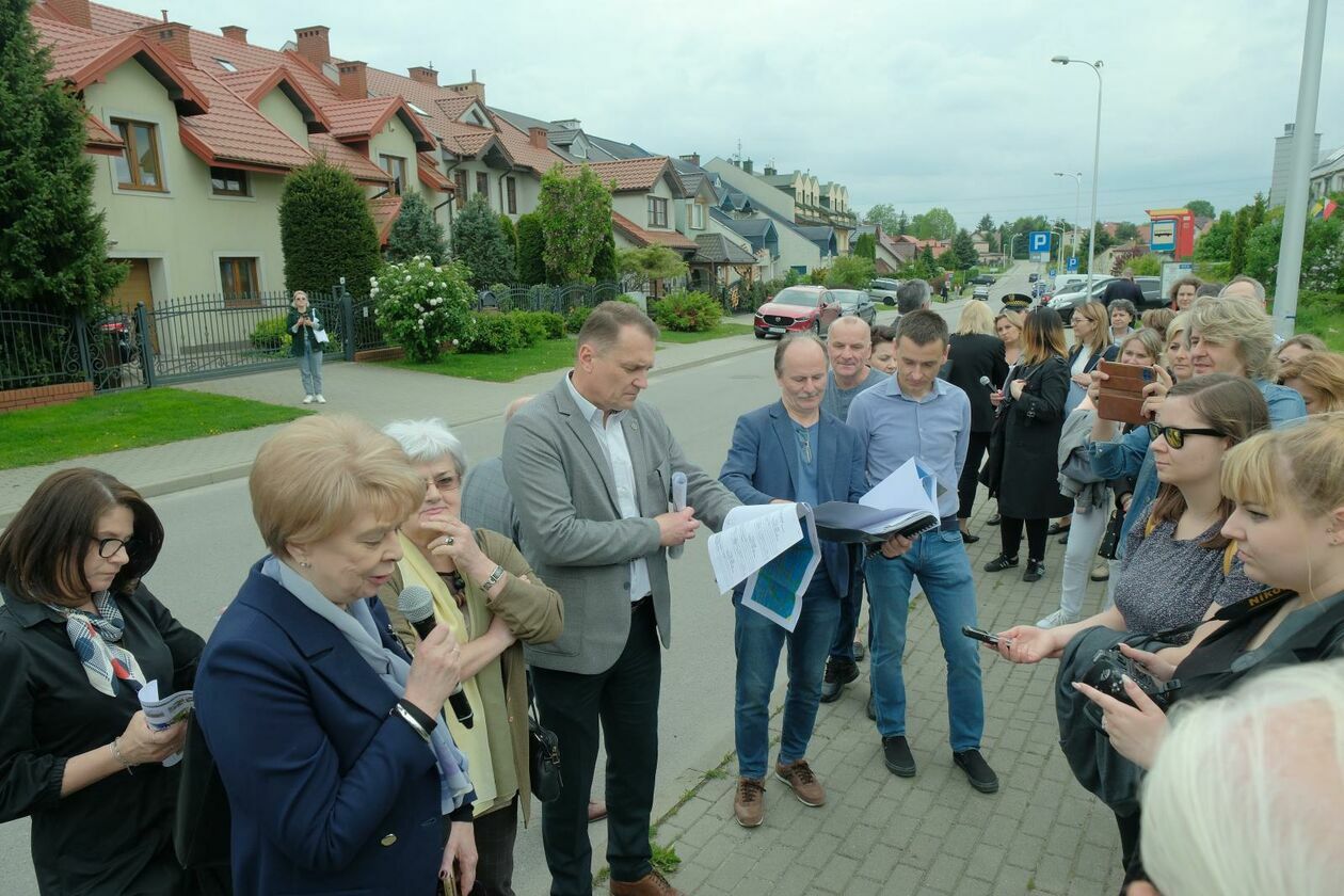  Samorządowcy spotkali się z mieszkańcami dzielnicy Szerokie na spacerze (zdjęcie 13) - Autor: DW