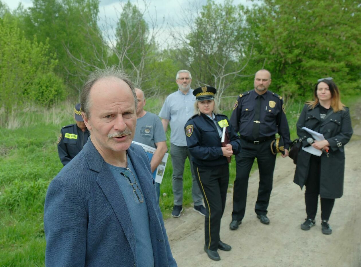  Samorządowcy spotkali się z mieszkańcami dzielnicy Szerokie na spacerze (zdjęcie 4) - Autor: DW