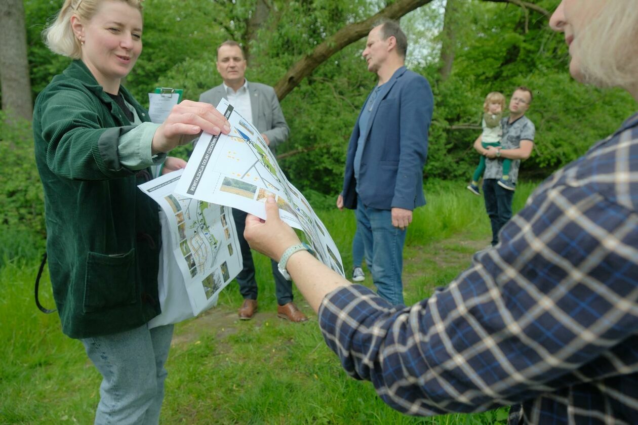  Samorządowcy spotkali się z mieszkańcami dzielnicy Szerokie na spacerze (zdjęcie 16) - Autor: DW