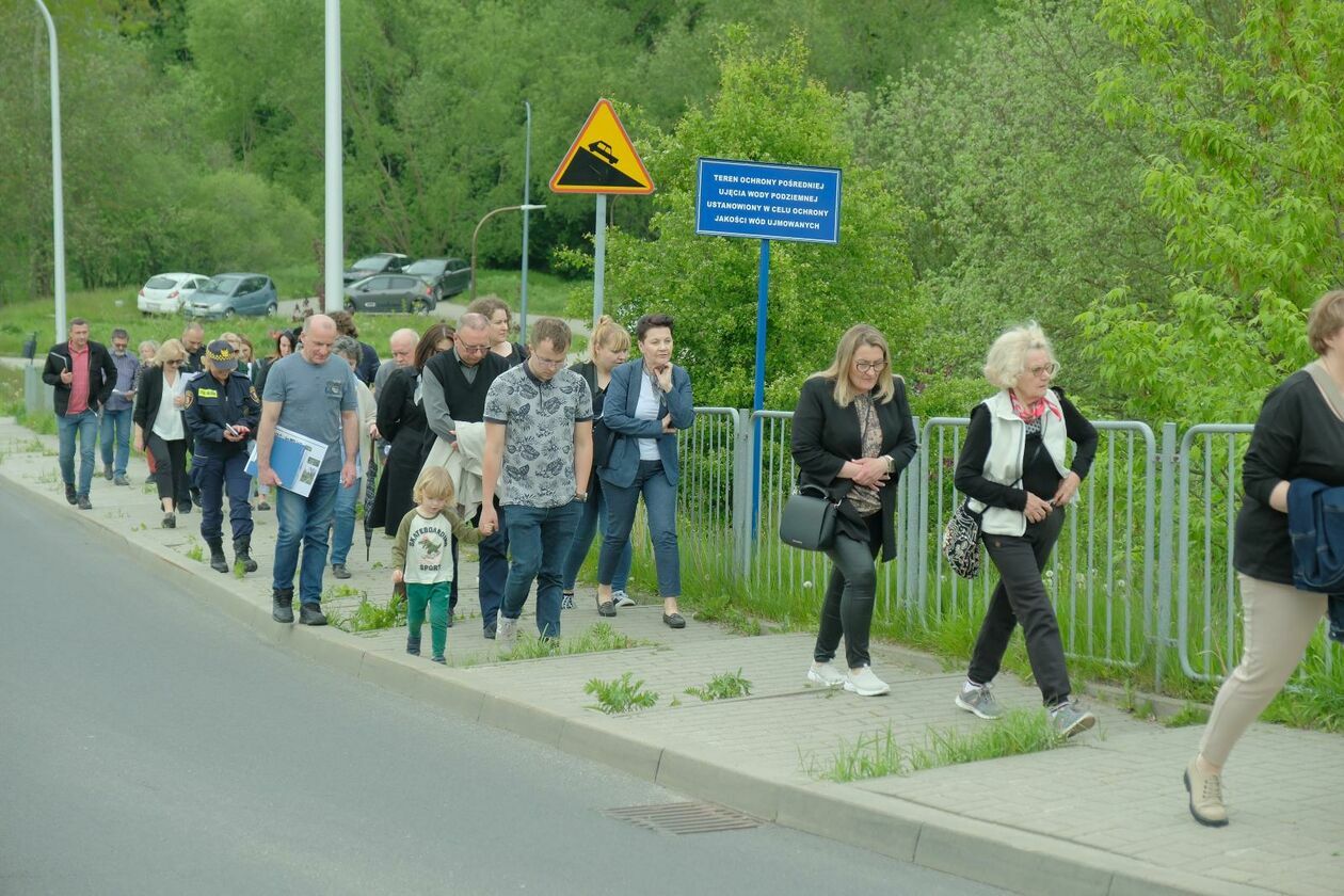  Samorządowcy spotkali się z mieszkańcami dzielnicy Szerokie na spacerze (zdjęcie 5) - Autor: DW