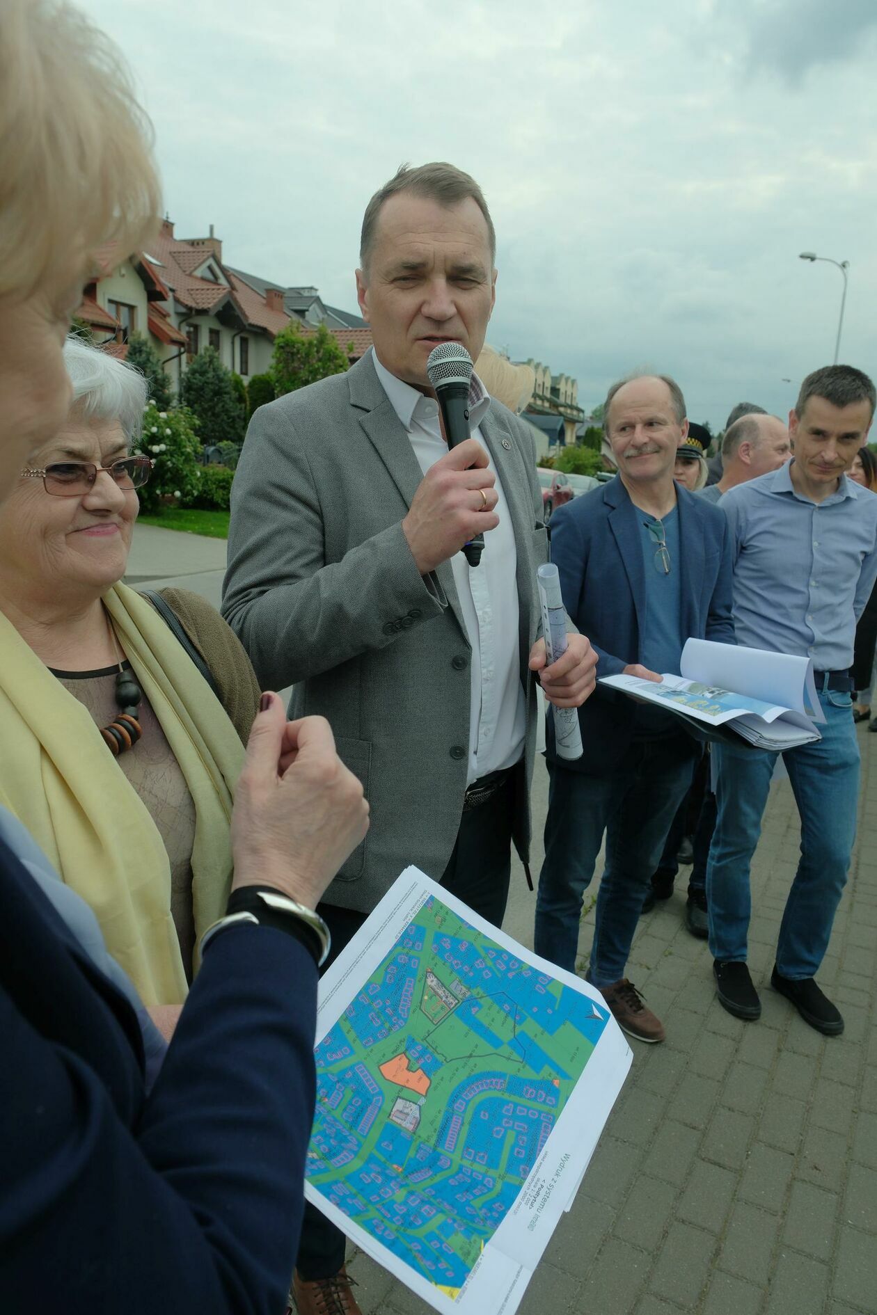  Samorządowcy spotkali się z mieszkańcami dzielnicy Szerokie na spacerze (zdjęcie 6) - Autor: DW