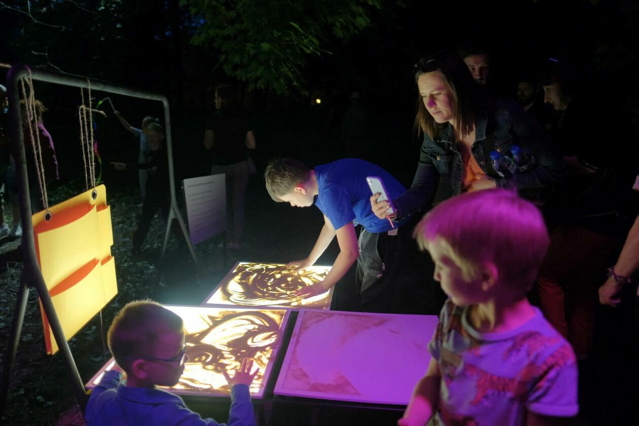 Świetlny korowód rozpoczął Międzynarodowy Festiwal Literatury i Rozwoju Dzieci Alfabet  (zdjęcie 45) - Autor: DW