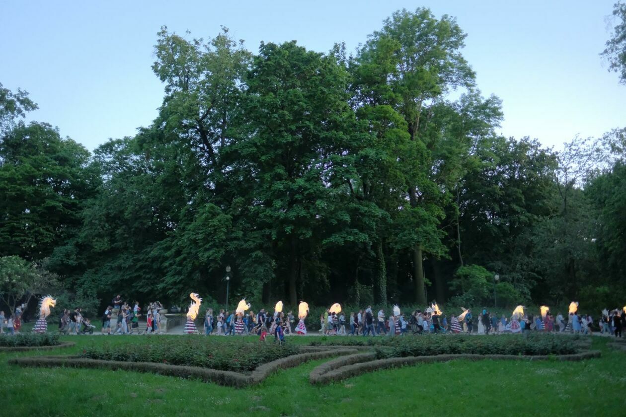  Świetlny korowód rozpoczął Międzynarodowy Festiwal Literatury i Rozwoju Dzieci Alfabet  (zdjęcie 27) - Autor: DW