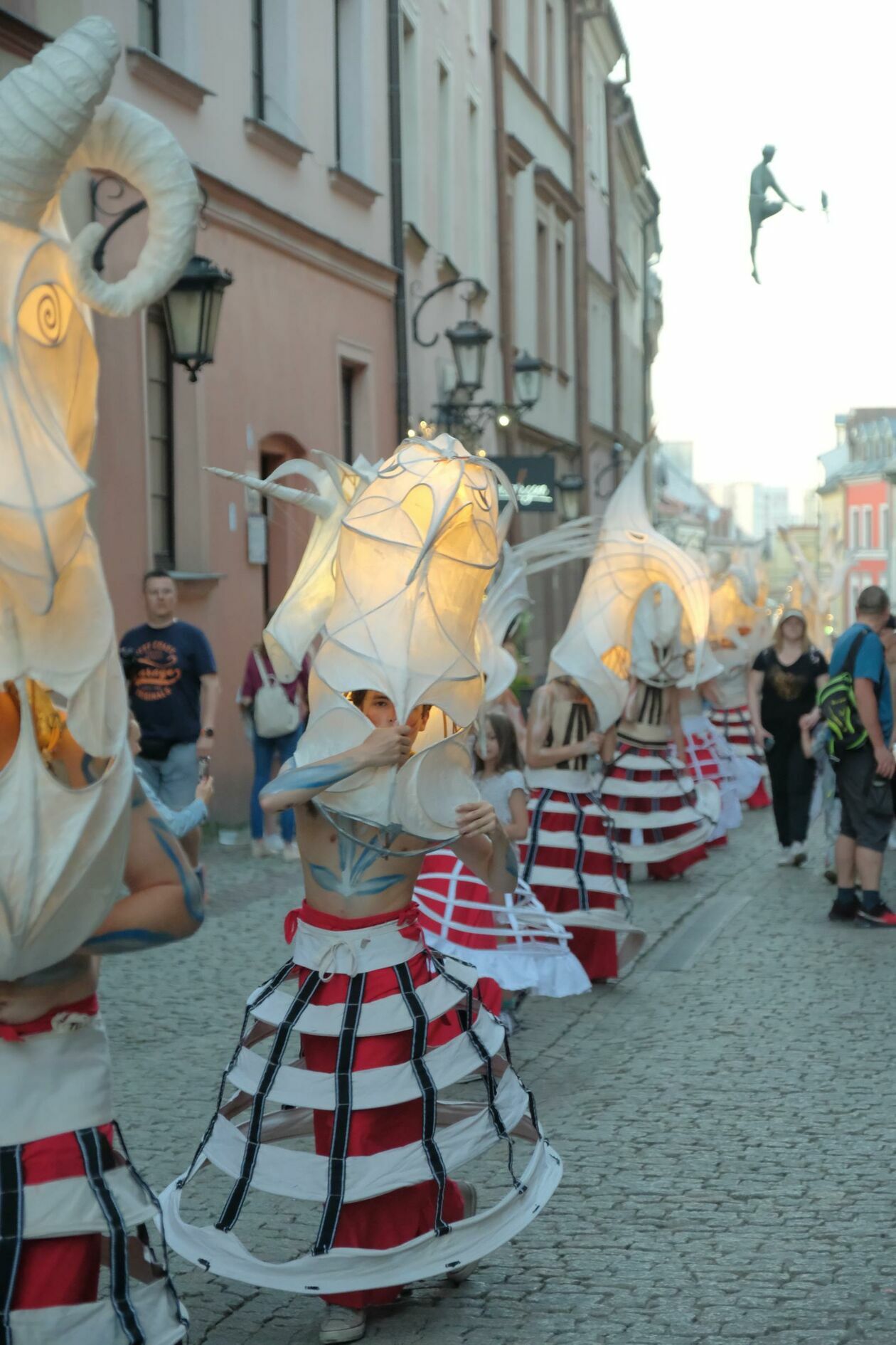  Świetlny korowód rozpoczął Międzynarodowy Festiwal Literatury i Rozwoju Dzieci Alfabet  (zdjęcie 14) - Autor: DW