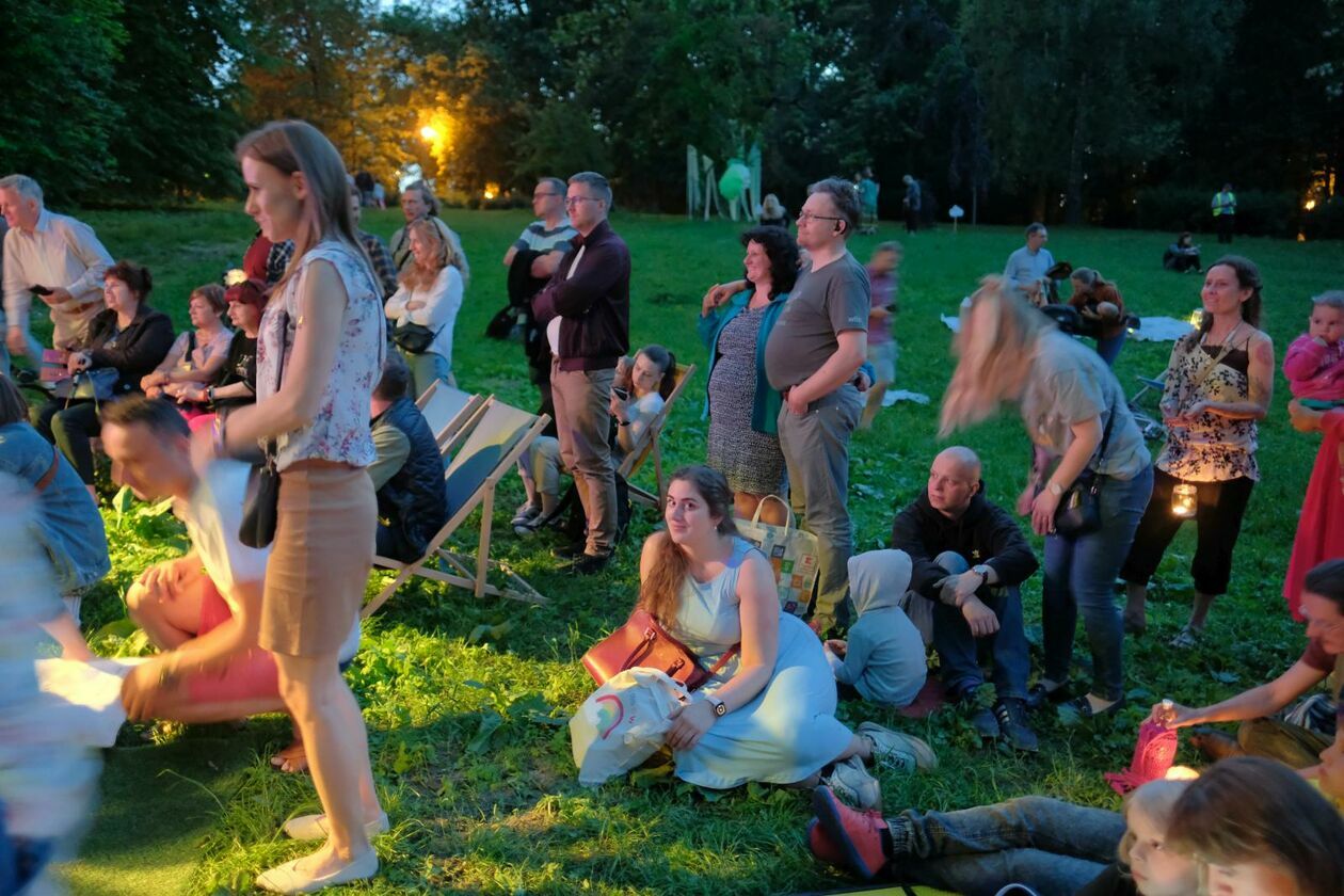  Świetlny korowód rozpoczął Międzynarodowy Festiwal Literatury i Rozwoju Dzieci Alfabet  (zdjęcie 41) - Autor: DW