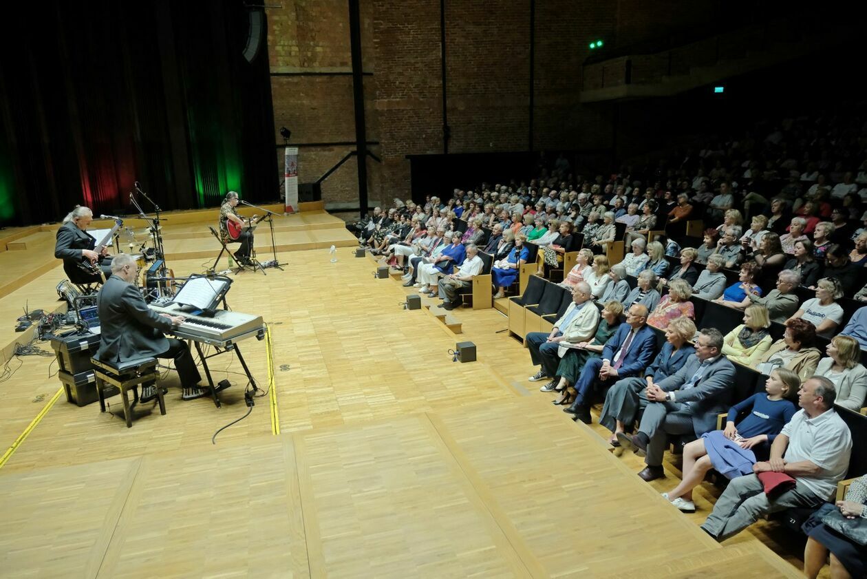  XI Lubelskie Dni Seniora: koncert piosenek Seweryna Krajewskiego w filharmonii (zdjęcie 12) - Autor: DW