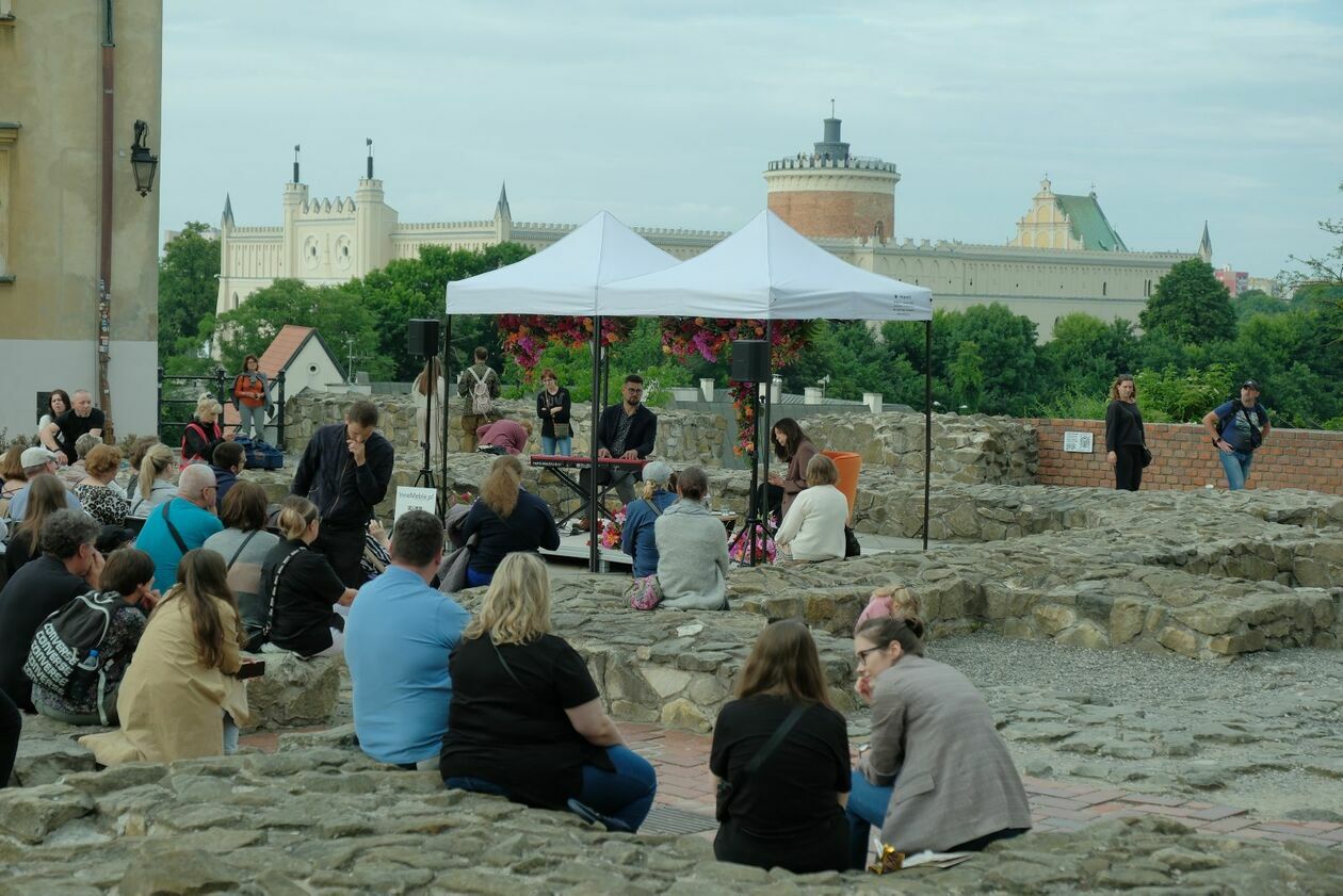  Lublin z Literaturą. Czytają Karolina Gorczyca i Reni Jusis (zdjęcie 8) - Autor: DW