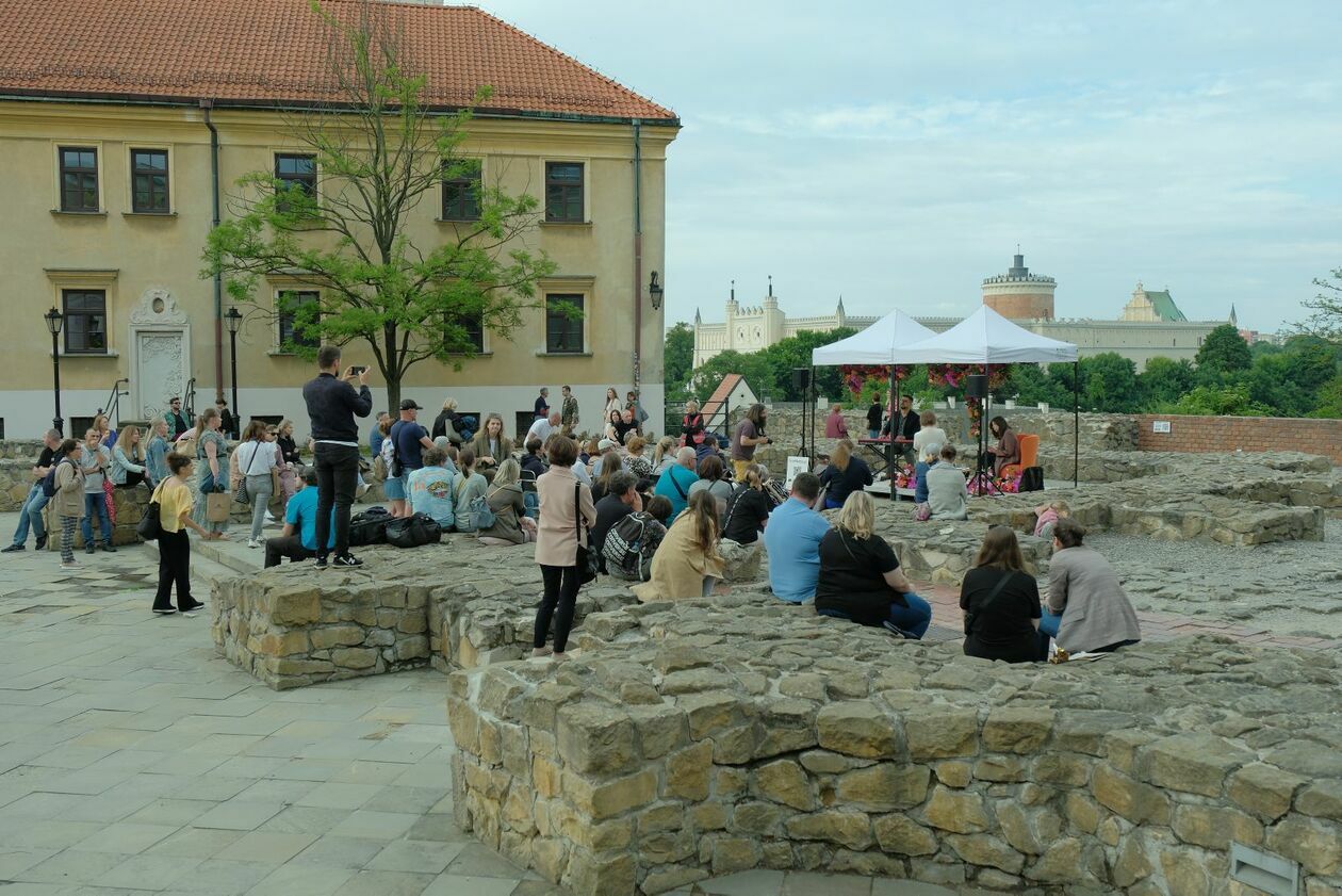  Lublin z Literaturą. Czytają Karolina Gorczyca i Reni Jusis (zdjęcie 9) - Autor: DW