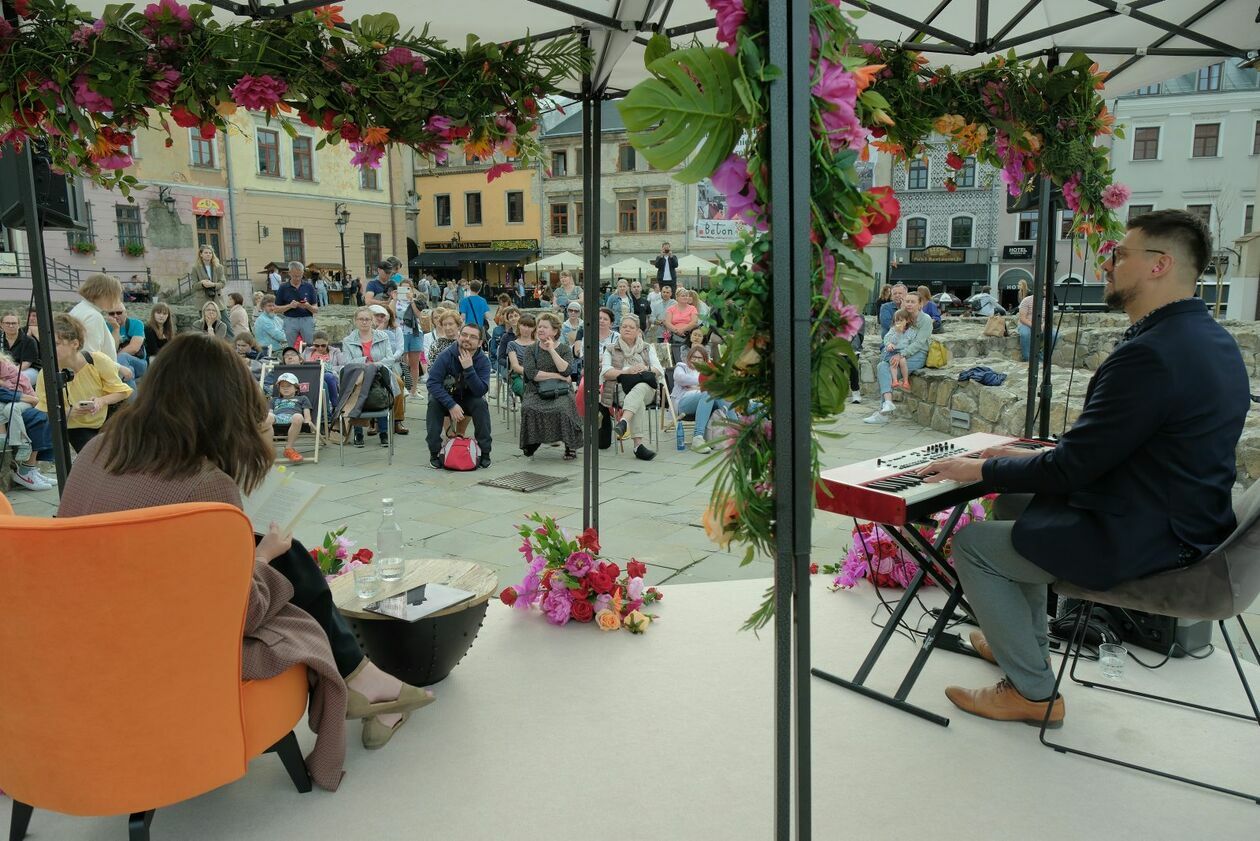  Lublin z Literaturą. Czytają Karolina Gorczyca i Reni Jusis (zdjęcie 5) - Autor: DW