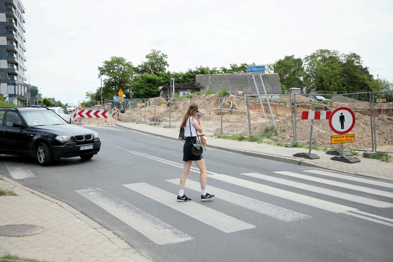  <p class="Normal">W związku z&nbsp;przebudową odcinka między ul. Szeligowskiego i&nbsp;al. Kompozytor&oacute;w Polskich obowiązuje tu zwężenie, z&nbsp;jednoczesnym utrzymaniem ruchu dwukierunkowego. Utrudnienia potrwają do końca sierpnia.</p>