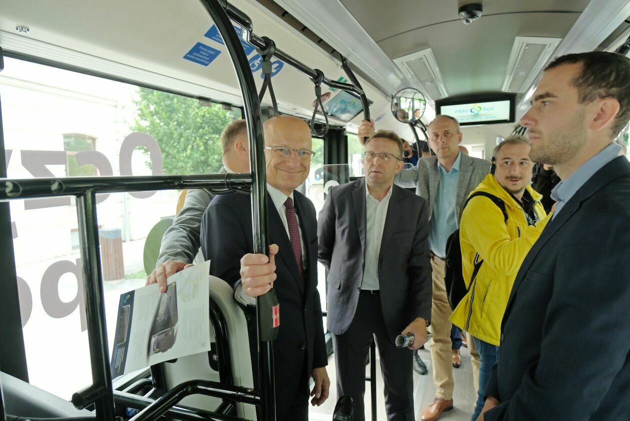  Prezentacja nowego autobusu MPK zasilanego wodorem (zdjęcie 18) - Autor: DW