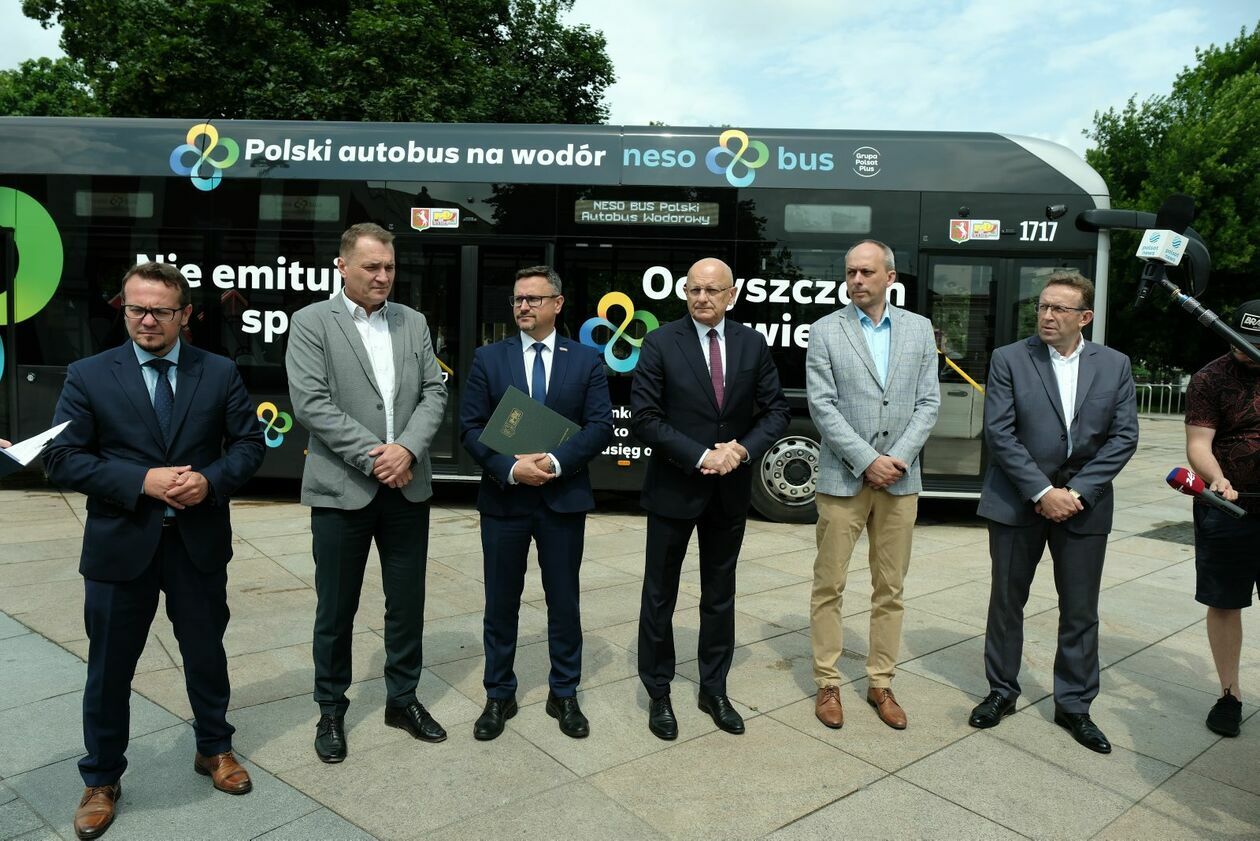  Prezentacja nowego autobusu MPK zasilanego wodorem (zdjęcie 9) - Autor: DW