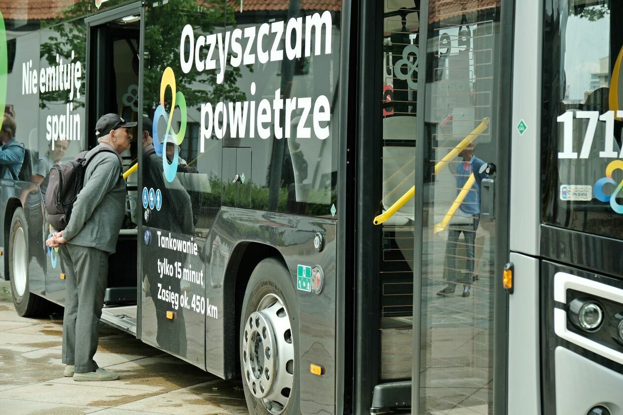  Prezentacja nowego autobusu MPK zasilanego wodorem (zdjęcie 6) - Autor: DW