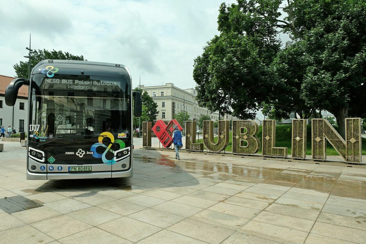  Prezentacja nowego autobusu MPK zasilanego wodorem (zdjęcie 12) - Autor: DW