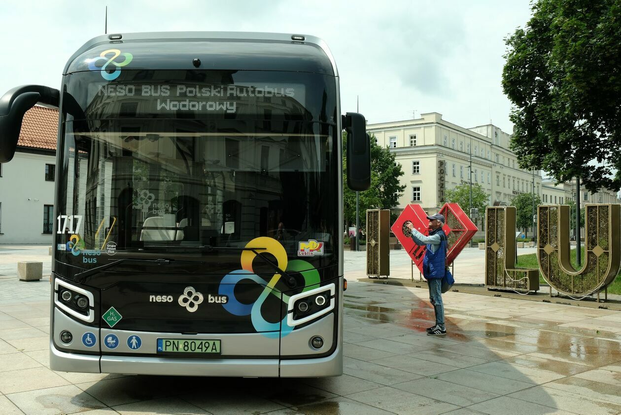  Prezentacja nowego autobusu MPK zasilanego wodorem (zdjęcie 11) - Autor: DW