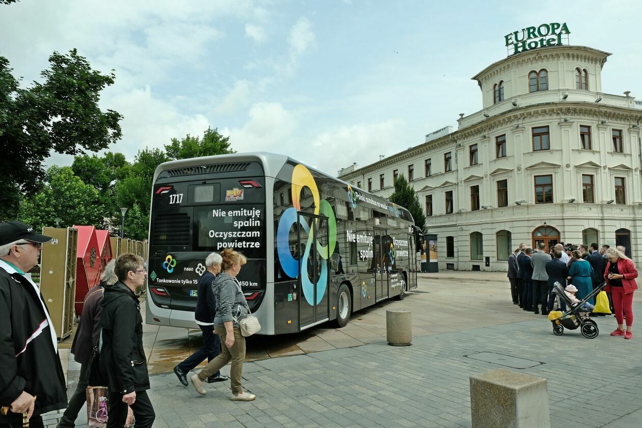  Prezentacja nowego autobusu MPK zasilanego wodorem (zdjęcie 16) - Autor: DW