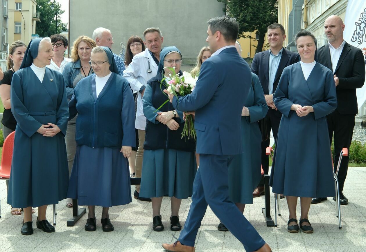  7 rzeźba lubelskiego koziołka to Marianna - Siostra Szarytka z sercem na dłoni przed SPSK 1 (zdjęcie 4) - Autor: DW