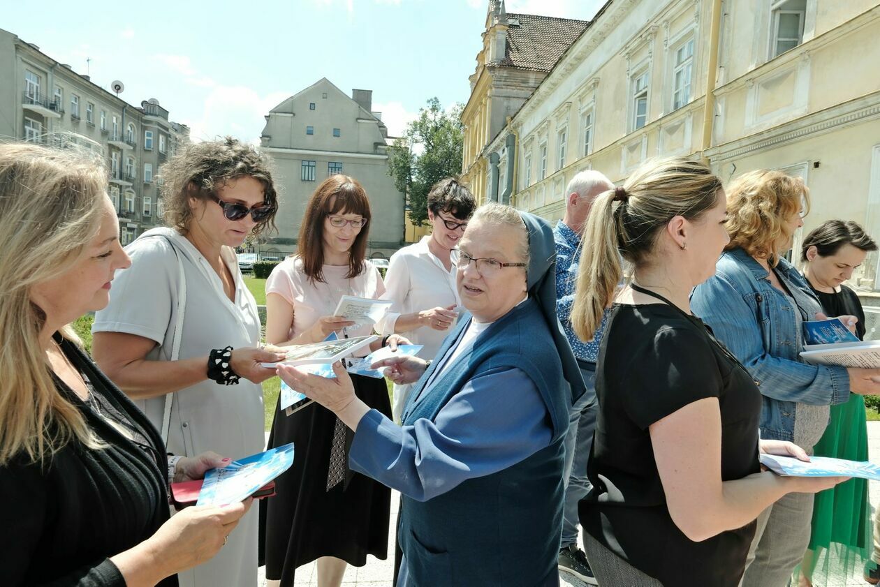  7 rzeźba lubelskiego koziołka to Marianna - Siostra Szarytka z sercem na dłoni przed SPSK 1  - Autor: DW