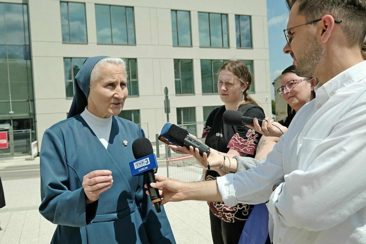 7 rzeźba lubelskiego koziołka to Marianna - Siostra Szarytka z sercem na dłoni przed SPSK 1