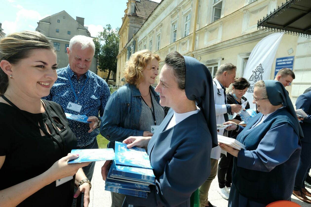  7 rzeźba lubelskiego koziołka to Marianna - Siostra Szarytka z sercem na dłoni przed SPSK 1 (zdjęcie 11) - Autor: DW