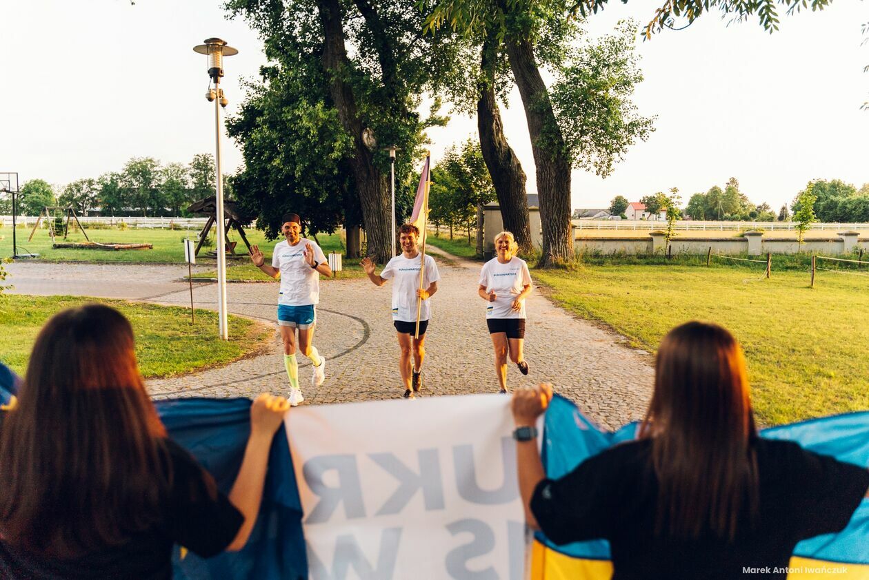 Biegacze z ukraińską flagą zmierzają do Wilna 