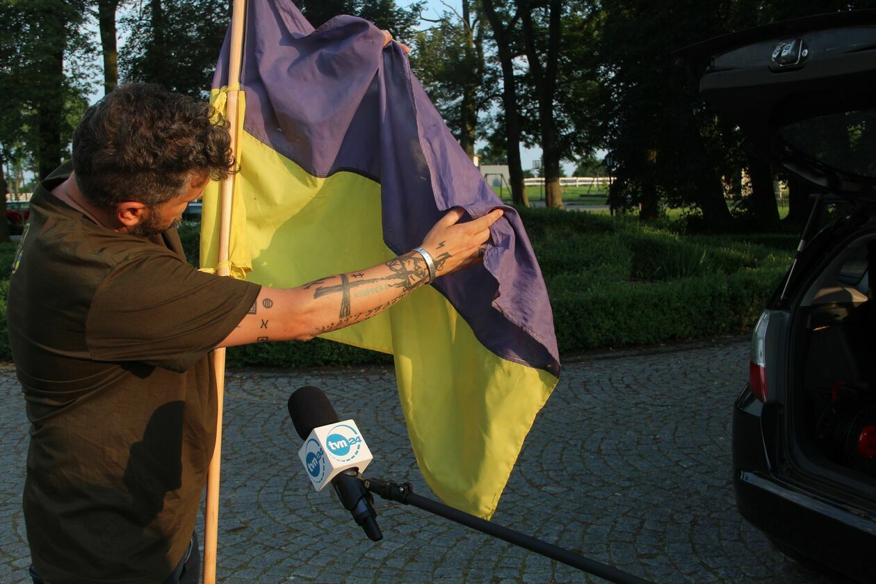 Biegacze z ukraińską flagą zmierzają do Wilna  - Autor: Ewelina Burda