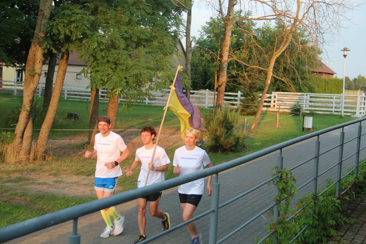 Biegacze z ukraińską flagą zmierzają do Wilna  (zdjęcie 7) - Autor: Ewelina Burda