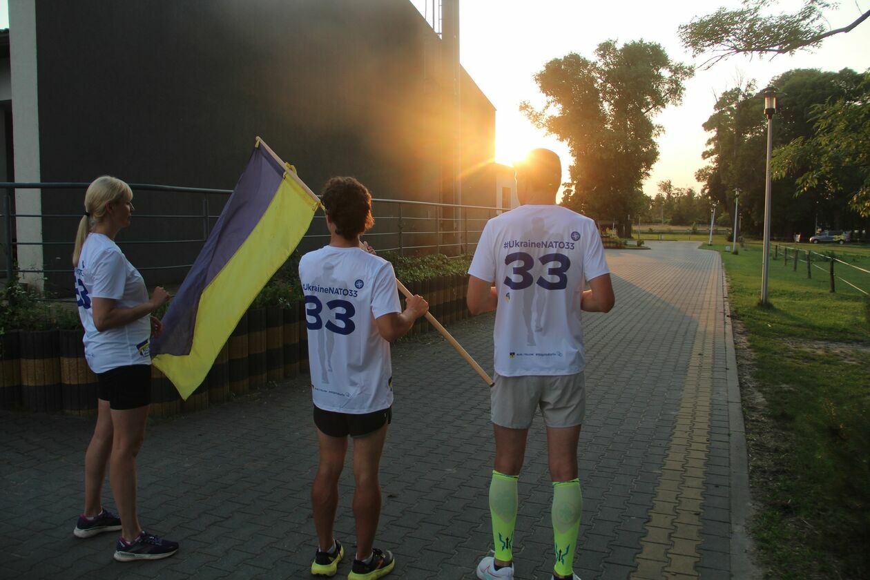  Biegacze z ukraińską flagą zmierzają do Wilna  (zdjęcie 12) - Autor: Ewelina Burda
