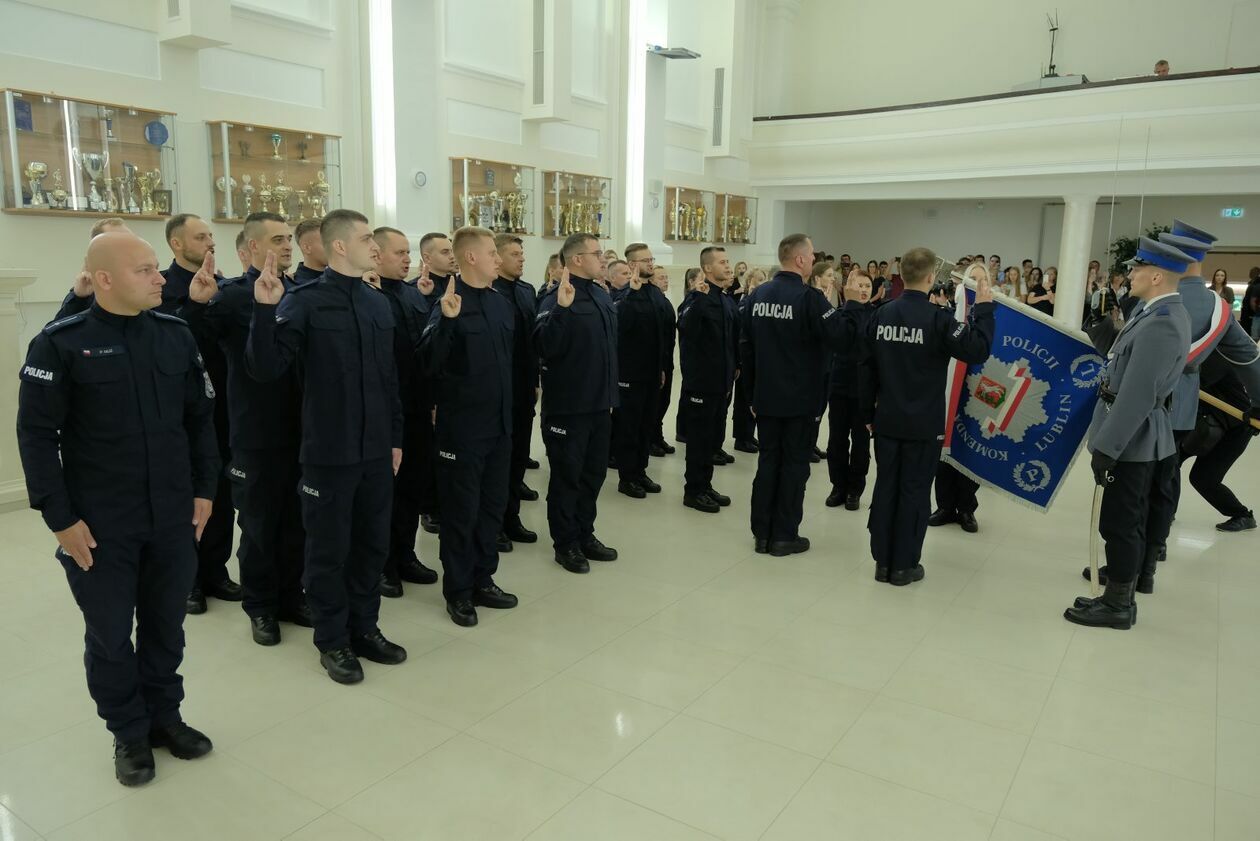 Ślubowanie policjantów lubelskiego garnizonu (zdjęcie 16) - Autor: DW