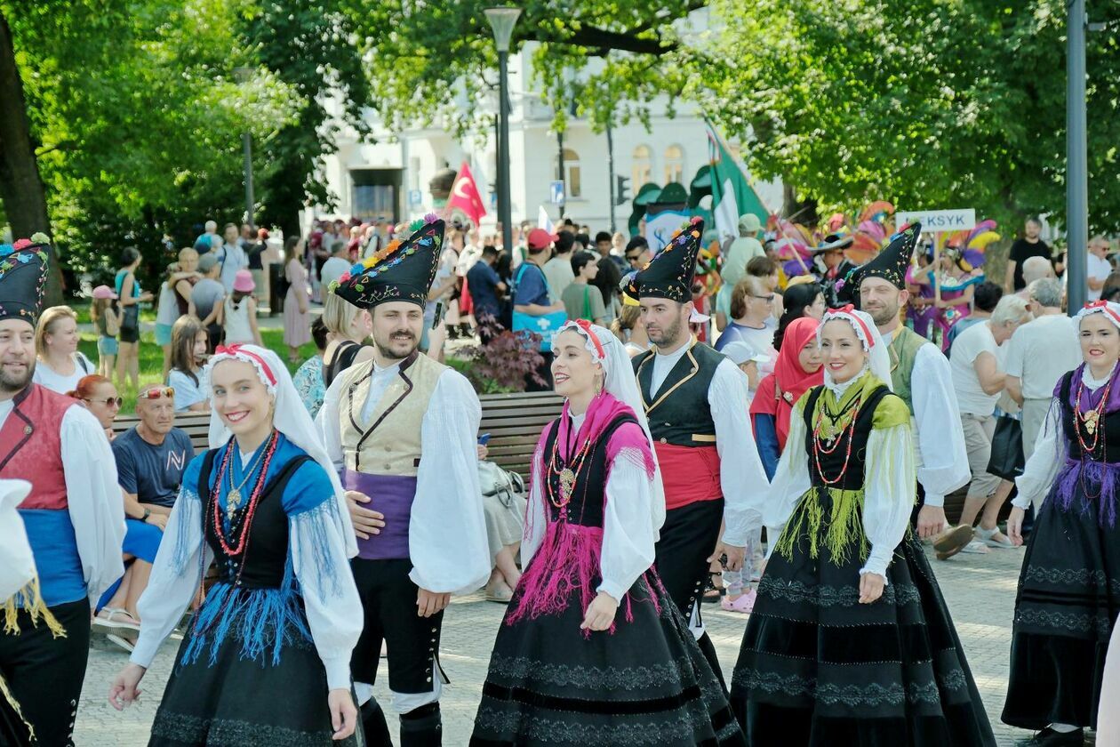  XXXVII Międzynarodowe Spotkania Folklorystyczne rozpoczęła parada zespołów (zdjęcie 25) - Autor: DW