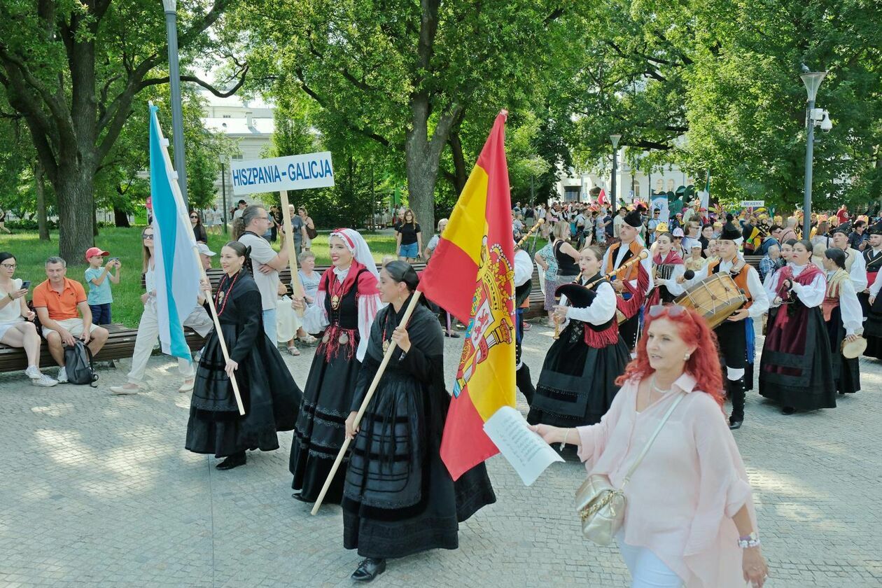  XXXVII Międzynarodowe Spotkania Folklorystyczne rozpoczęła parada zespołów (zdjęcie 23) - Autor: DW