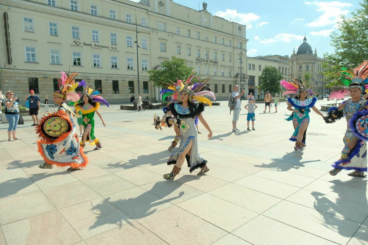  XXXVII Międzynarodowe Spotkania Folklorystyczne rozpoczęła parada zespołów (zdjęcie 30) - Autor: DW