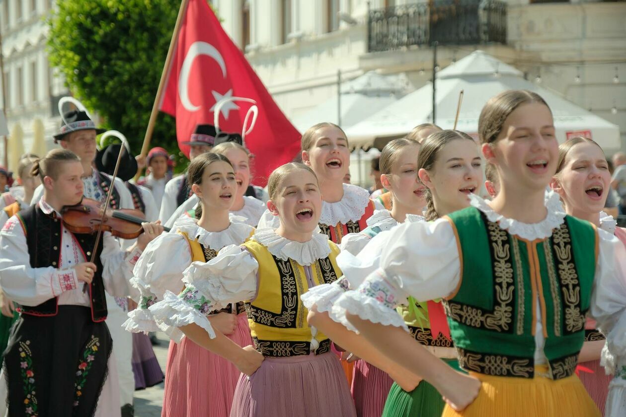  XXXVII Międzynarodowe Spotkania Folklorystyczne rozpoczęła parada zespołów (zdjęcie 41) - Autor: DW