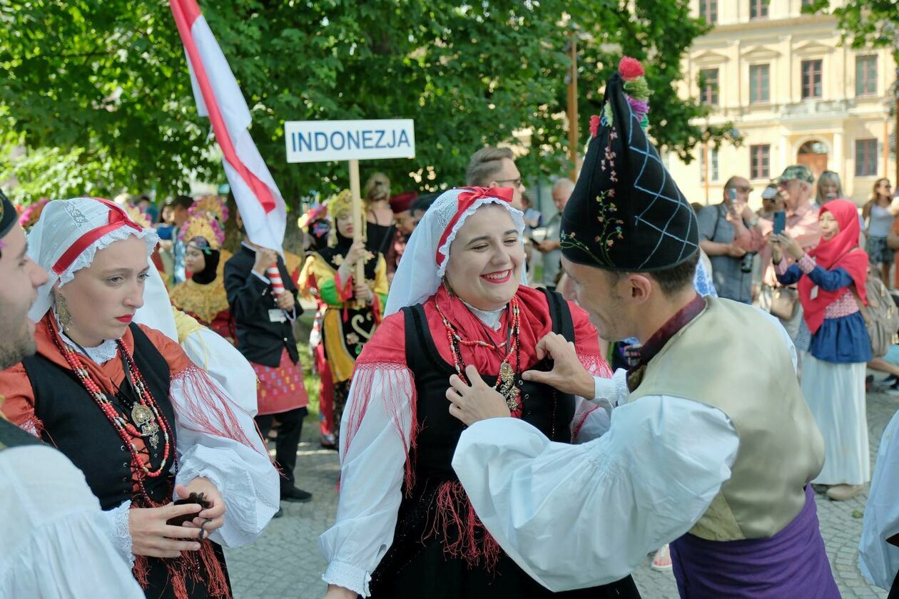  XXXVII Międzynarodowe Spotkania Folklorystyczne rozpoczęła parada zespołów (zdjęcie 4) - Autor: DW