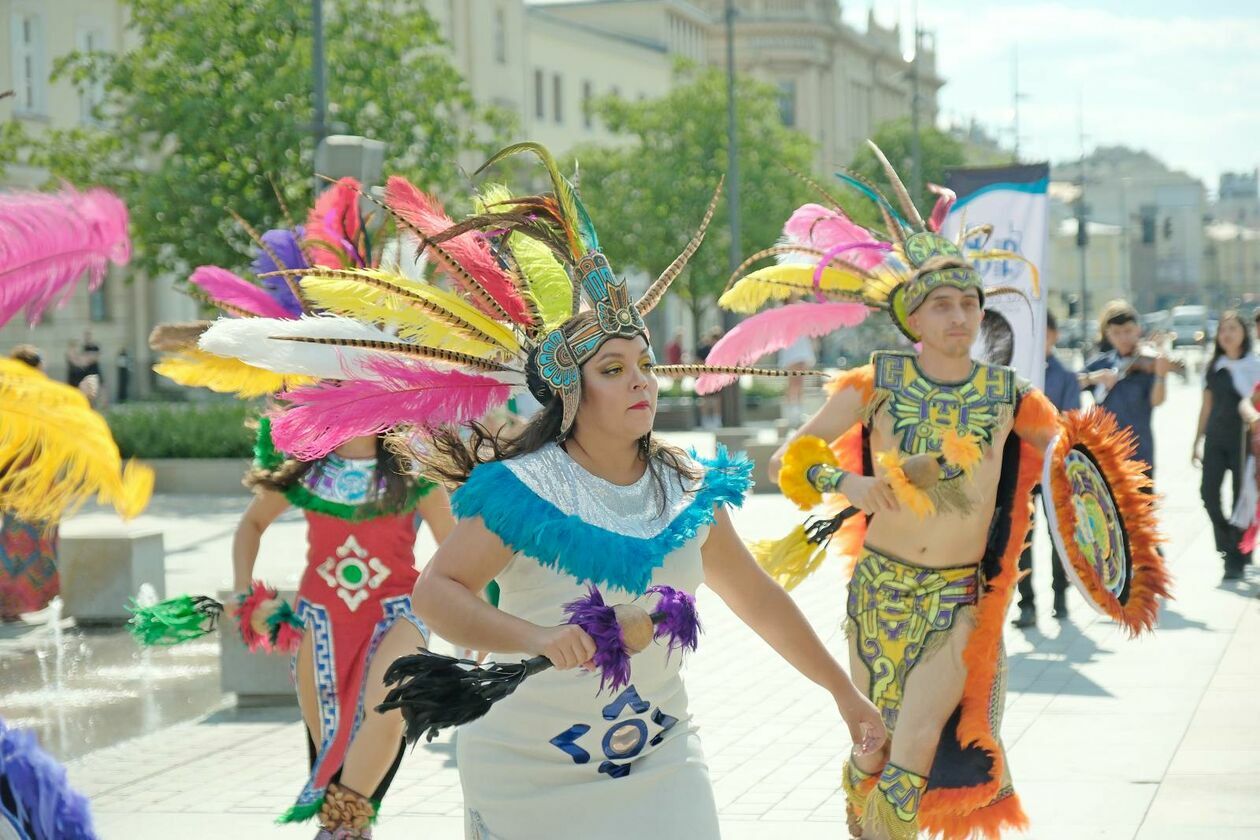  XXXVII Międzynarodowe Spotkania Folklorystyczne rozpoczęła parada zespołów (zdjęcie 31) - Autor: DW