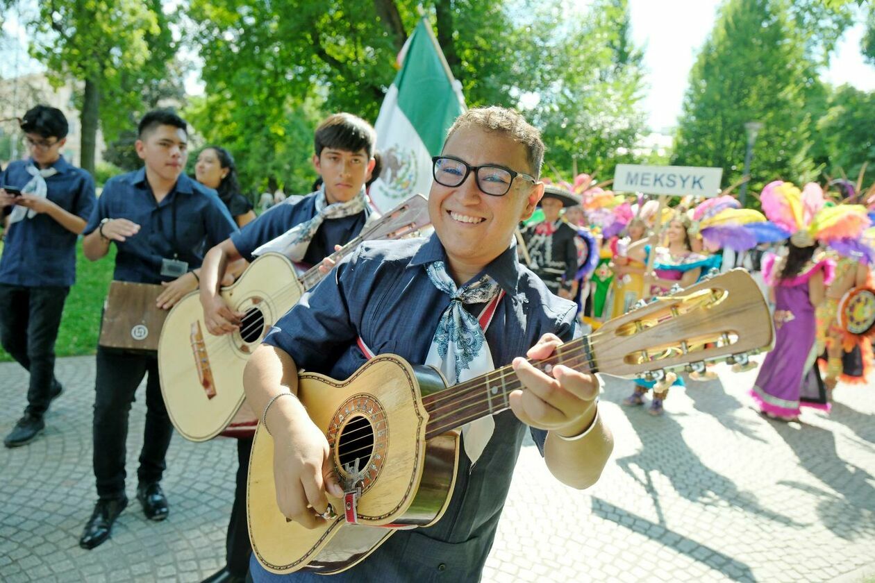 XXXVII Międzynarodowe Spotkania Folklorystyczne rozpoczęła parada zespołów