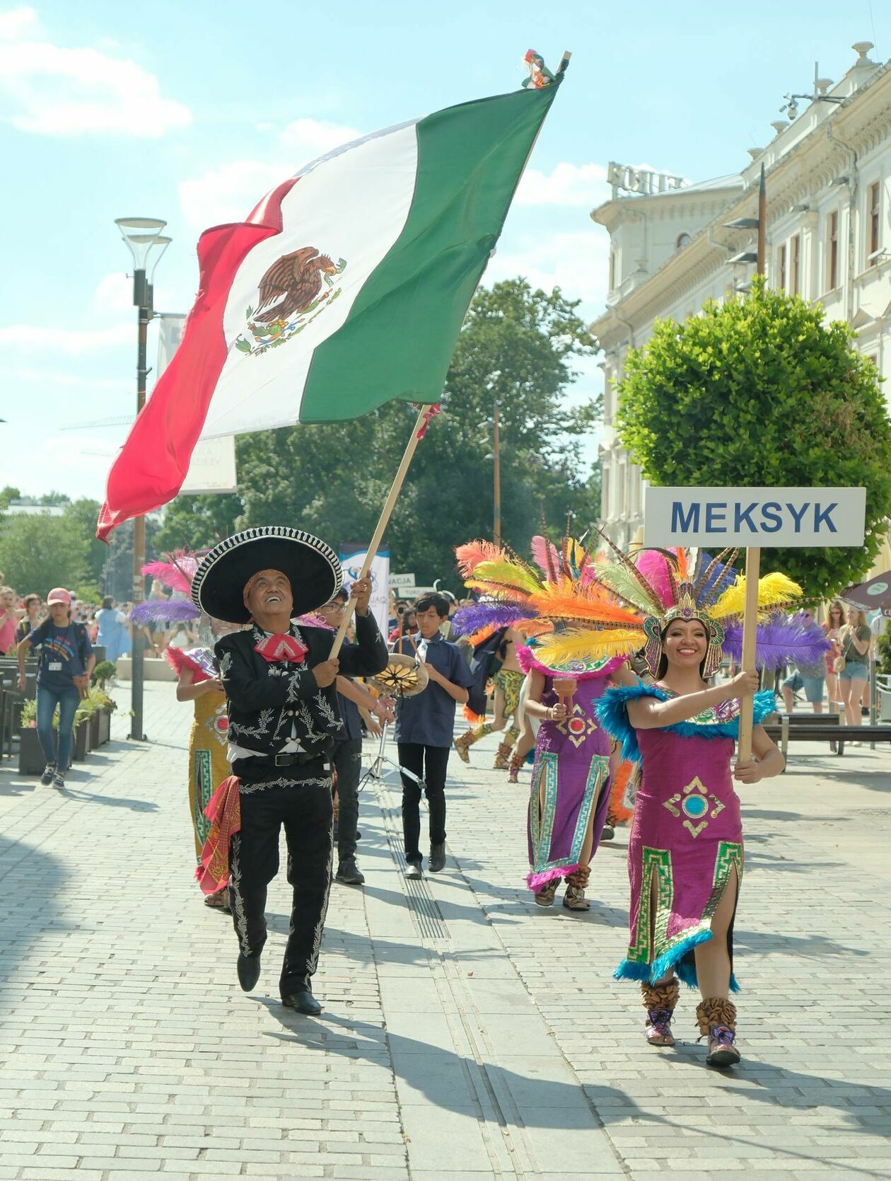  XXXVII Międzynarodowe Spotkania Folklorystyczne rozpoczęła parada zespołów (zdjęcie 36) - Autor: DW