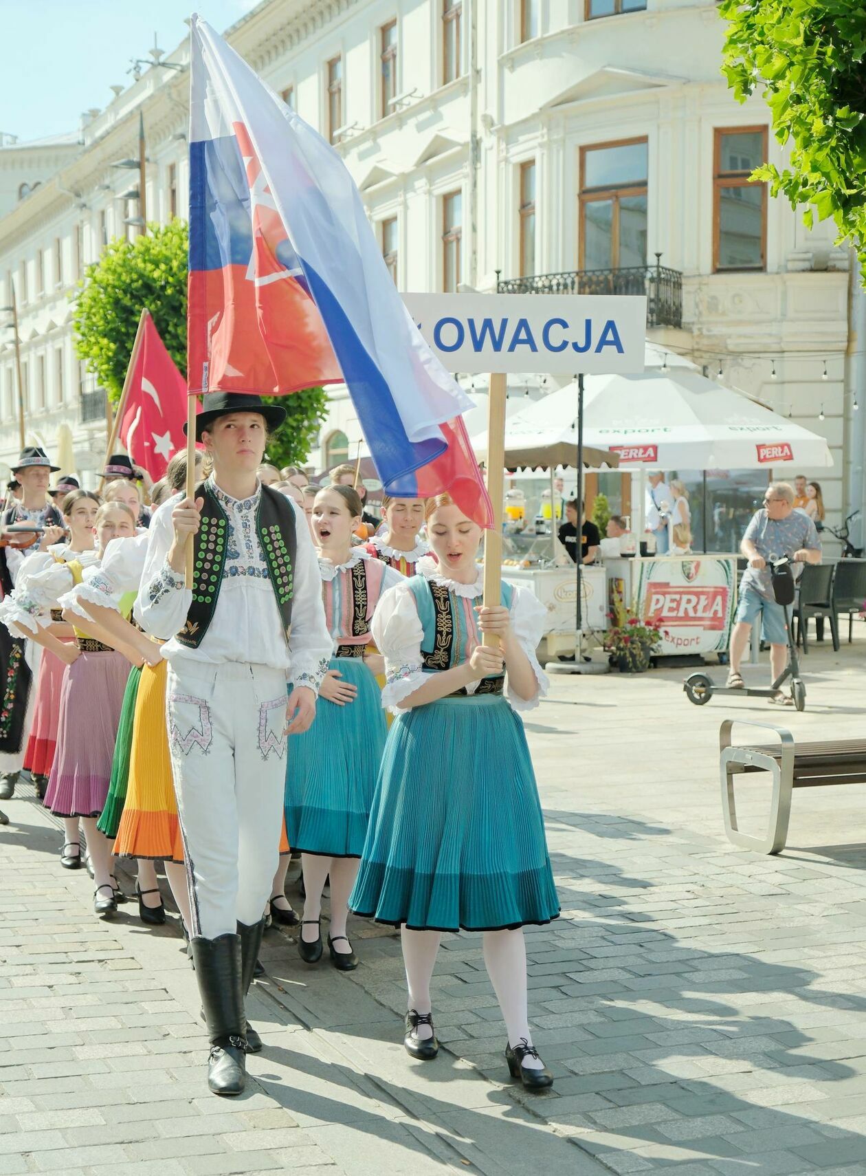  XXXVII Międzynarodowe Spotkania Folklorystyczne rozpoczęła parada zespołów (zdjęcie 40) - Autor: DW