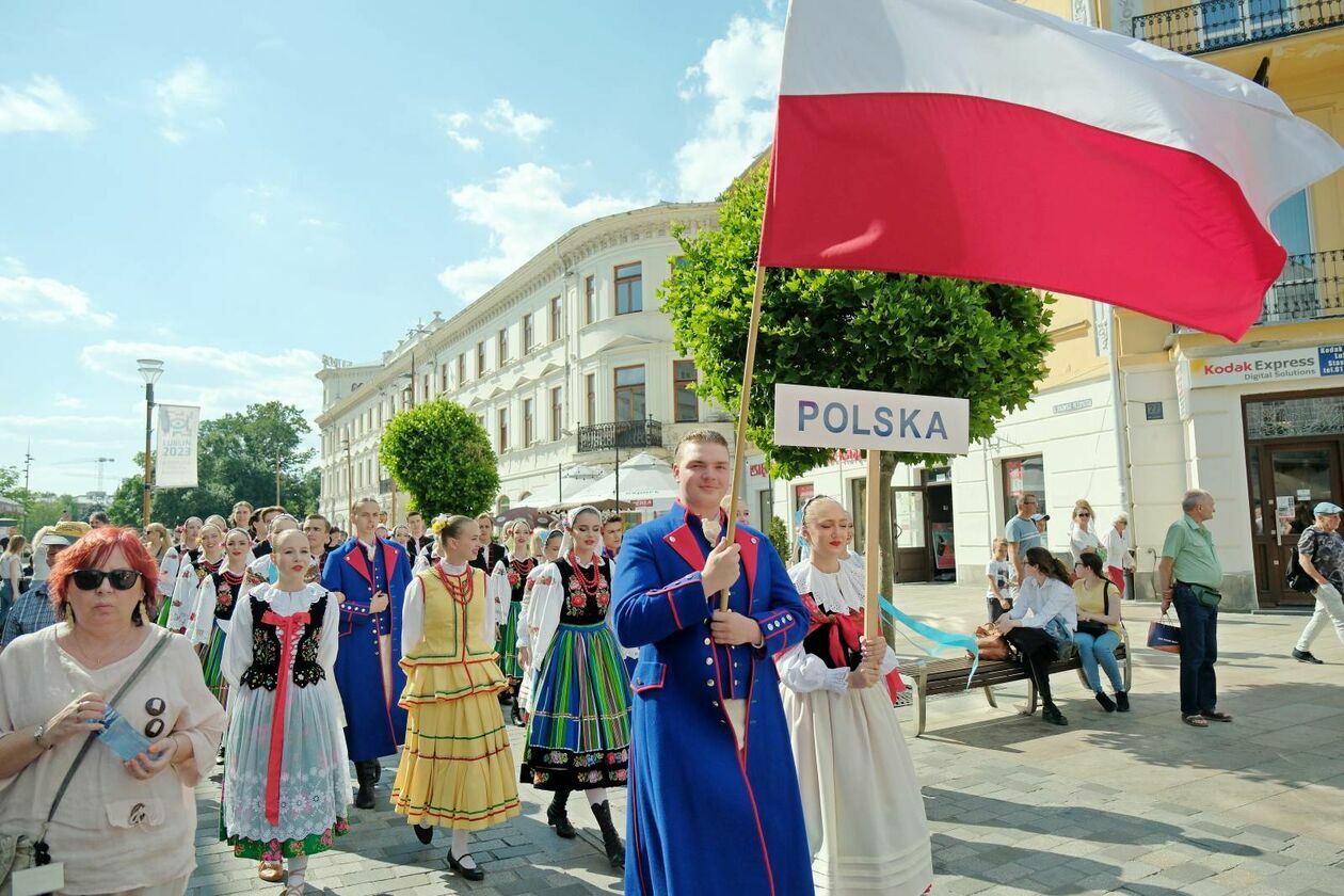  XXXVII Międzynarodowe Spotkania Folklorystyczne rozpoczęła parada zespołów (zdjęcie 49) - Autor: DW