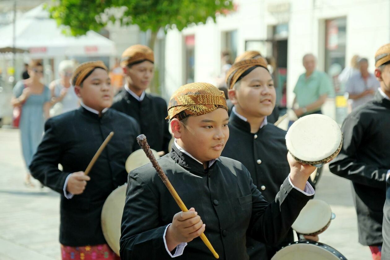  XXXVII Międzynarodowe Spotkania Folklorystyczne rozpoczęła parada zespołów (zdjęcie 35) - Autor: DW