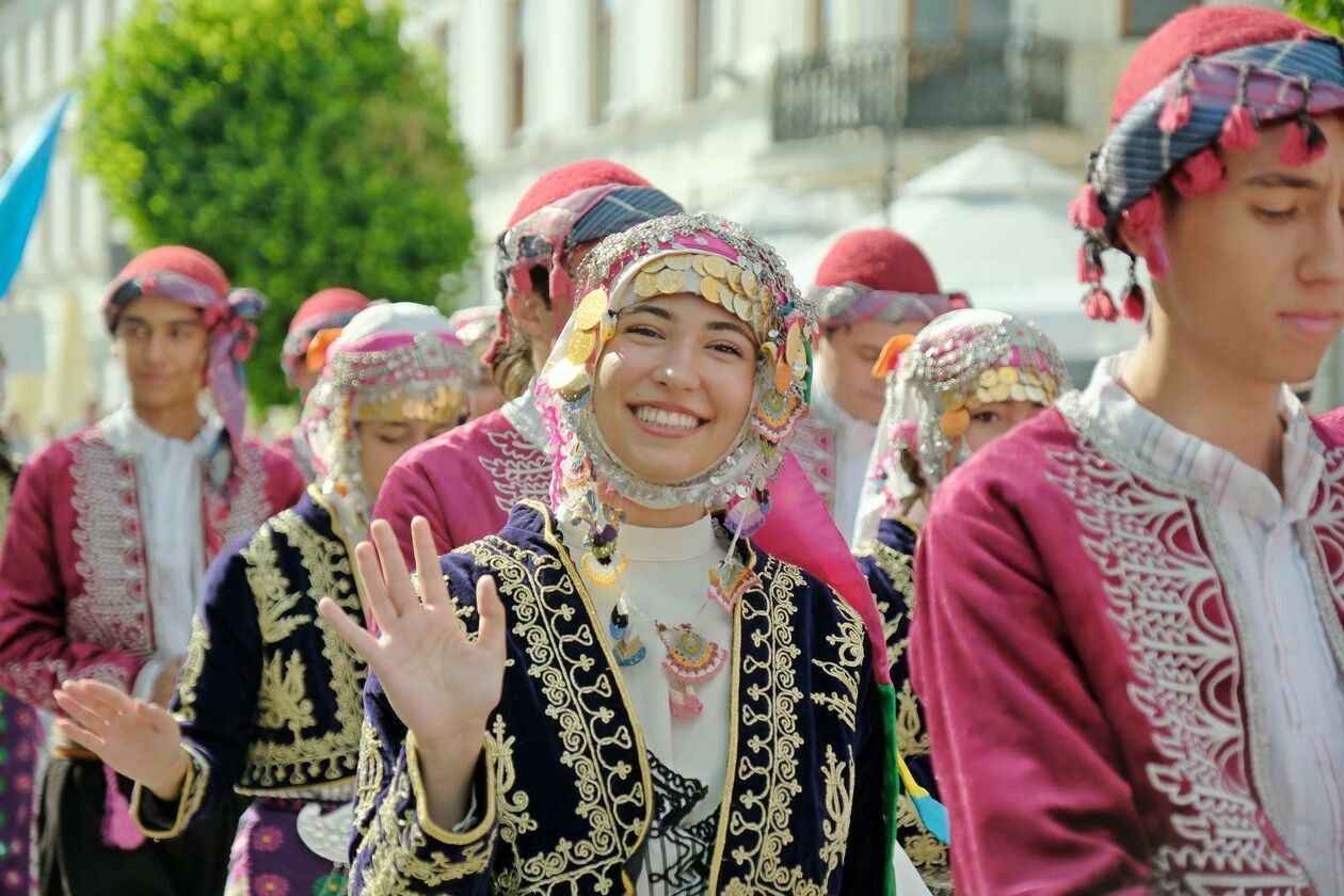  XXXVII Międzynarodowe Spotkania Folklorystyczne rozpoczęła parada zespołów (zdjęcie 44) - Autor: DW