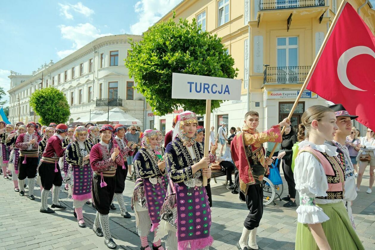  XXXVII Międzynarodowe Spotkania Folklorystyczne rozpoczęła parada zespołów (zdjęcie 43) - Autor: DW