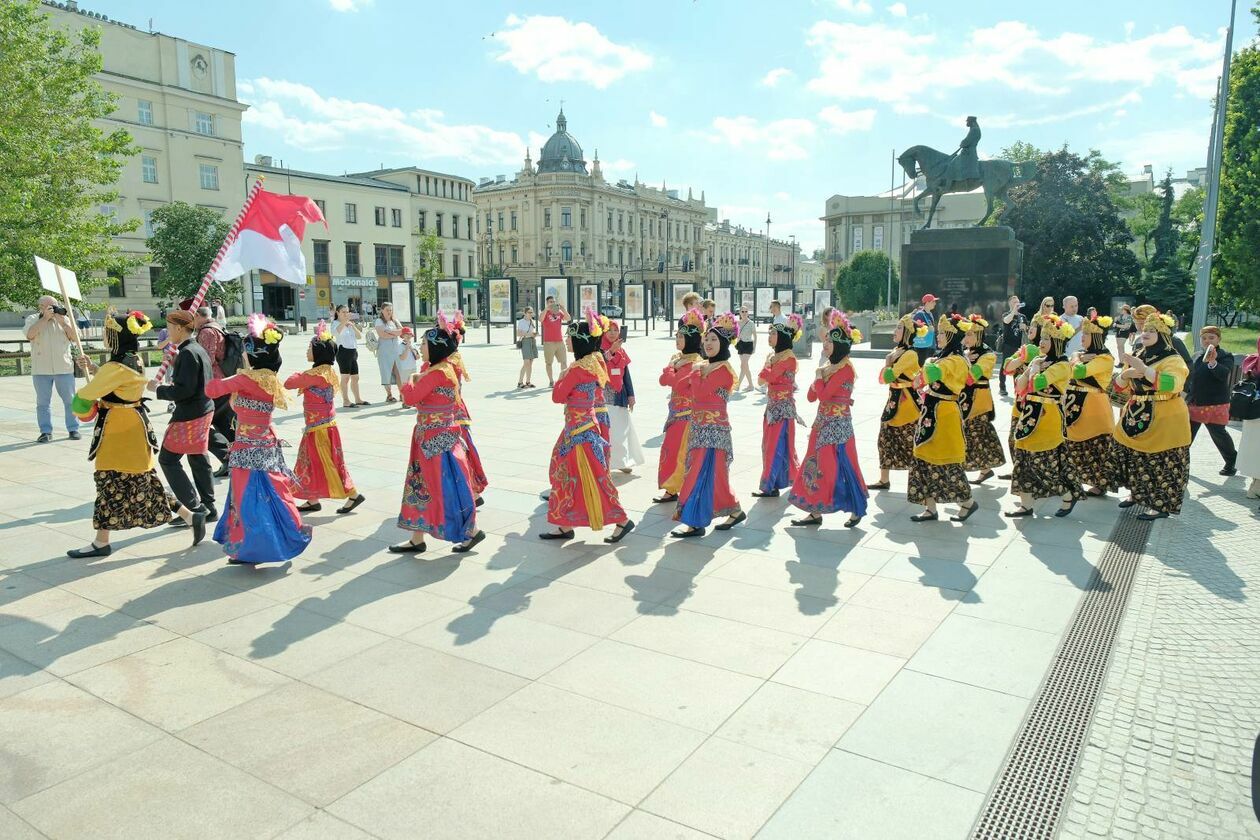  XXXVII Międzynarodowe Spotkania Folklorystyczne rozpoczęła parada zespołów (zdjęcie 1) - Autor: DW