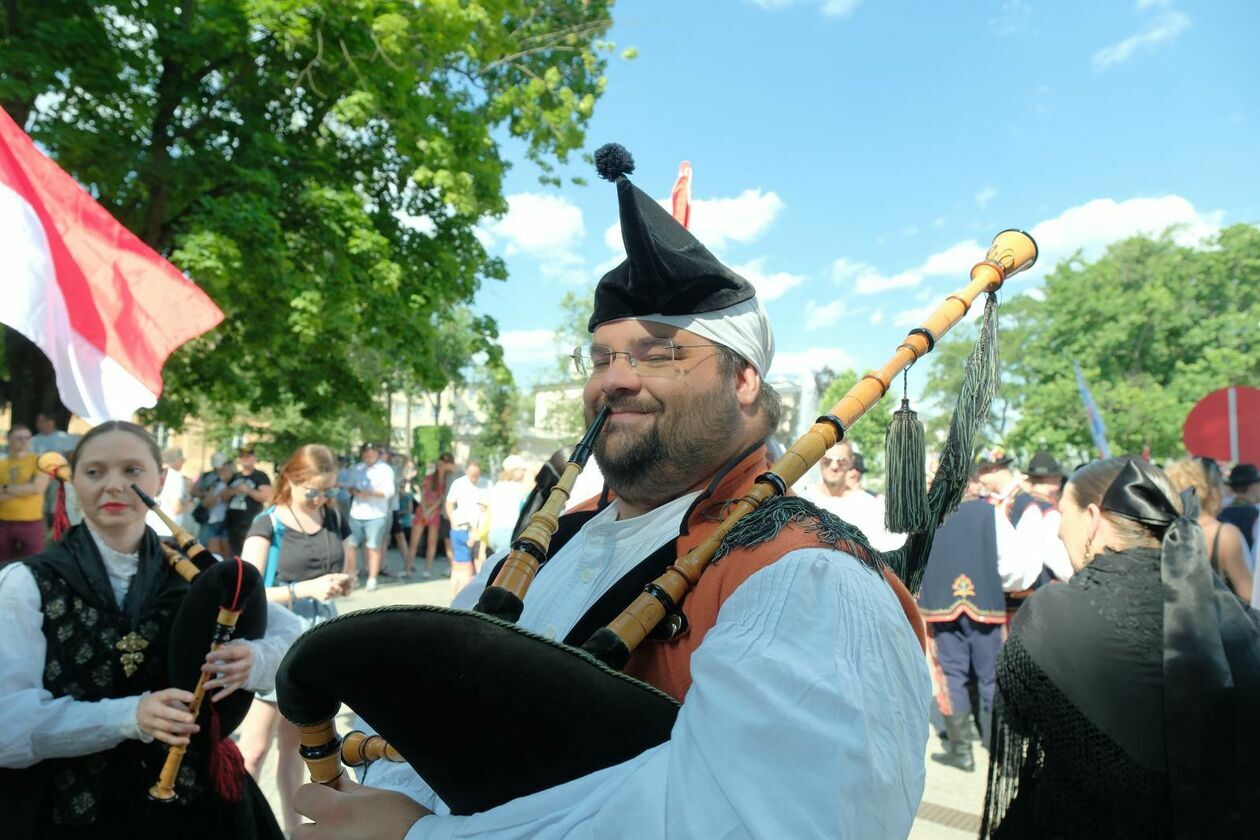  XXXVII Międzynarodowe Spotkania Folklorystyczne rozpoczęła parada zespołów (zdjęcie 16) - Autor: DW