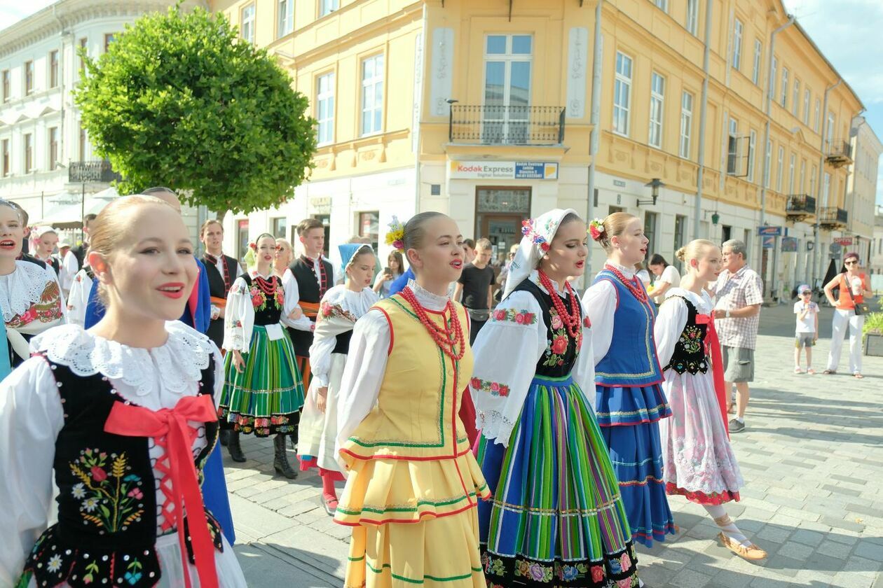  XXXVII Międzynarodowe Spotkania Folklorystyczne rozpoczęła parada zespołów (zdjęcie 50) - Autor: DW