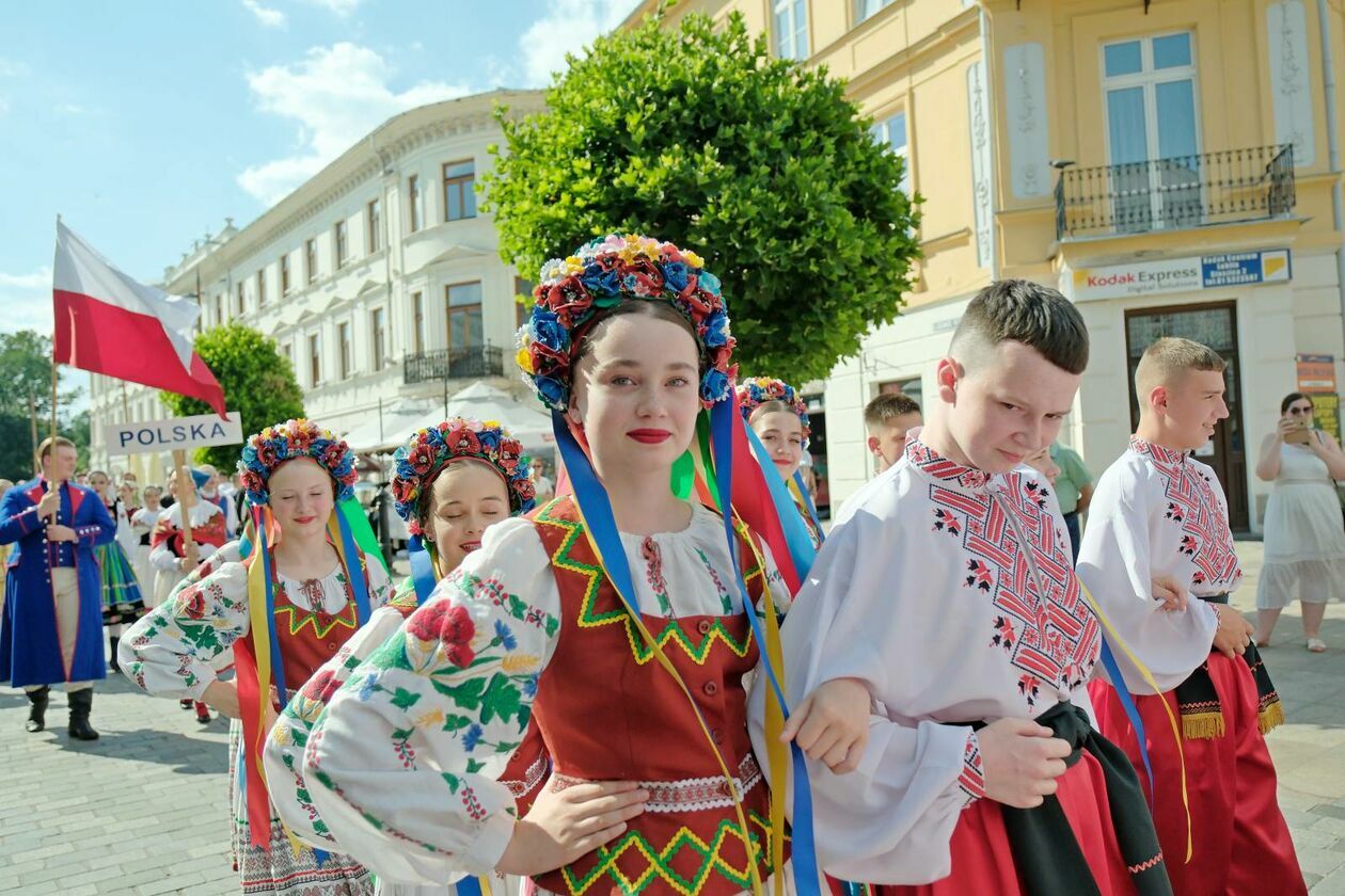  XXXVII Międzynarodowe Spotkania Folklorystyczne rozpoczęła parada zespołów (zdjęcie 48) - Autor: DW