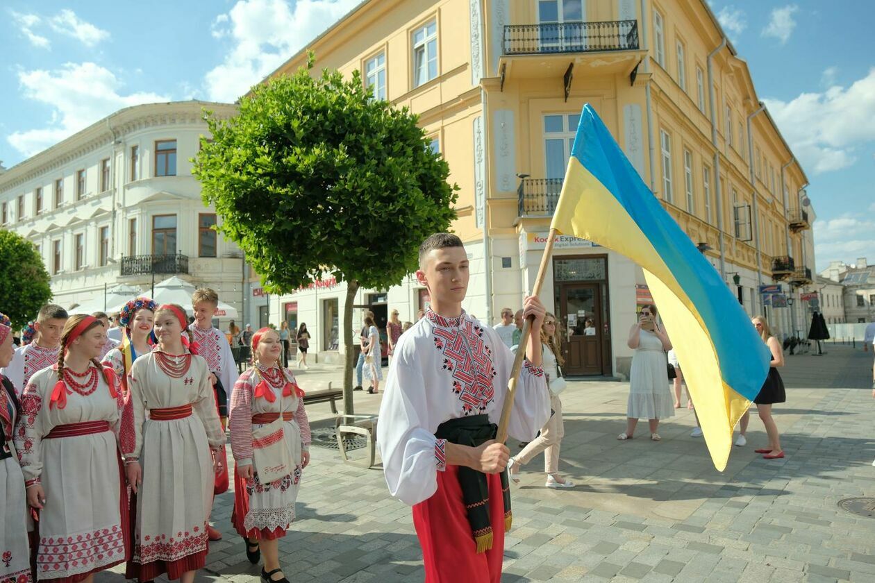  XXXVII Międzynarodowe Spotkania Folklorystyczne rozpoczęła parada zespołów (zdjęcie 45) - Autor: DW