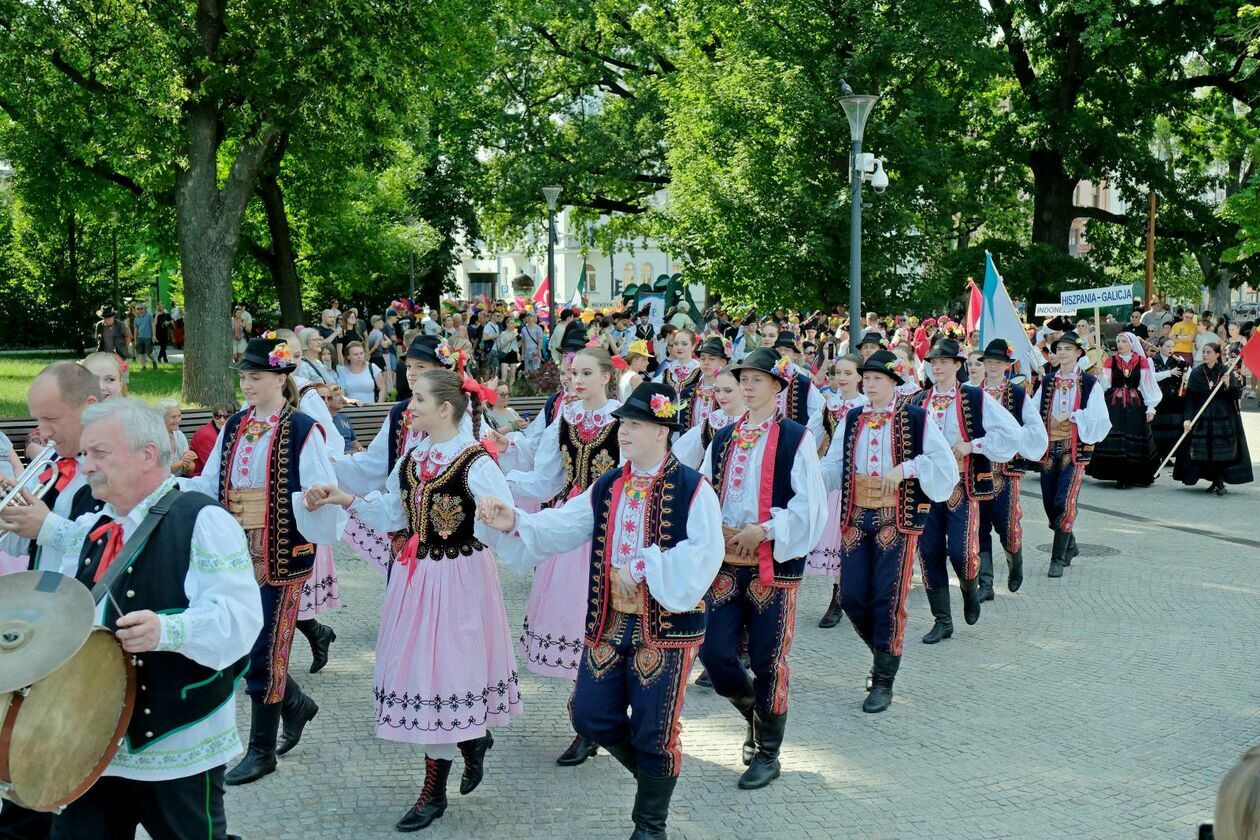  XXXVII Międzynarodowe Spotkania Folklorystyczne rozpoczęła parada zespołów (zdjęcie 20) - Autor: DW