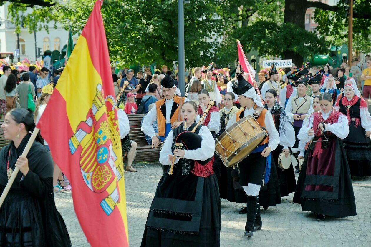  XXXVII Międzynarodowe Spotkania Folklorystyczne rozpoczęła parada zespołów (zdjęcie 22) - Autor: DW